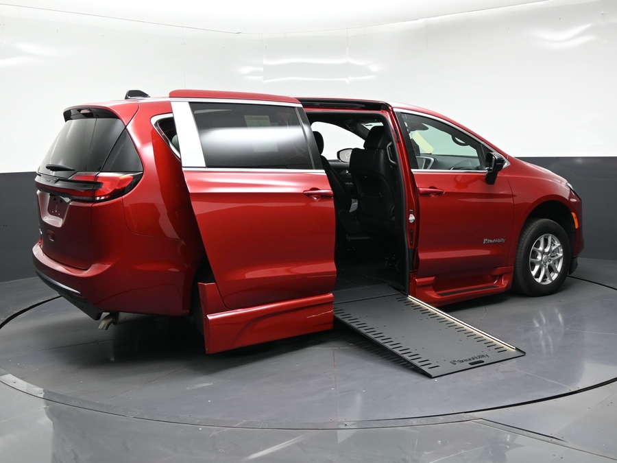 New 2027 Chrysler Pacifica Select Safety - BraunAbility Side Entry In Floor Automatic Ramp
