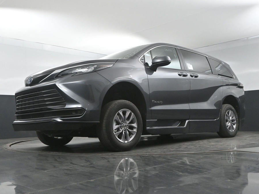 New 2025 Toyota Sienna Hybrid LE - BraunAbility Side Entry Entry Fold Out Automatic Ramp