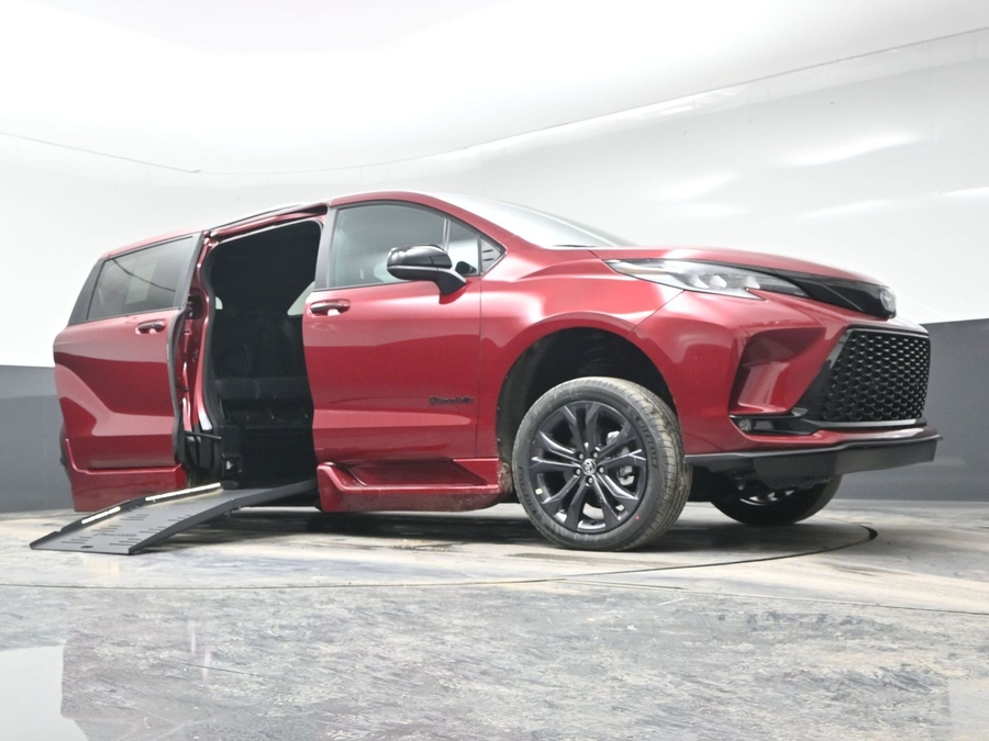 New 2025 Toyota Sienna Hybrid XSE Sport - BraunAbility Side Entry Entry Fold Out Automatic Ramp