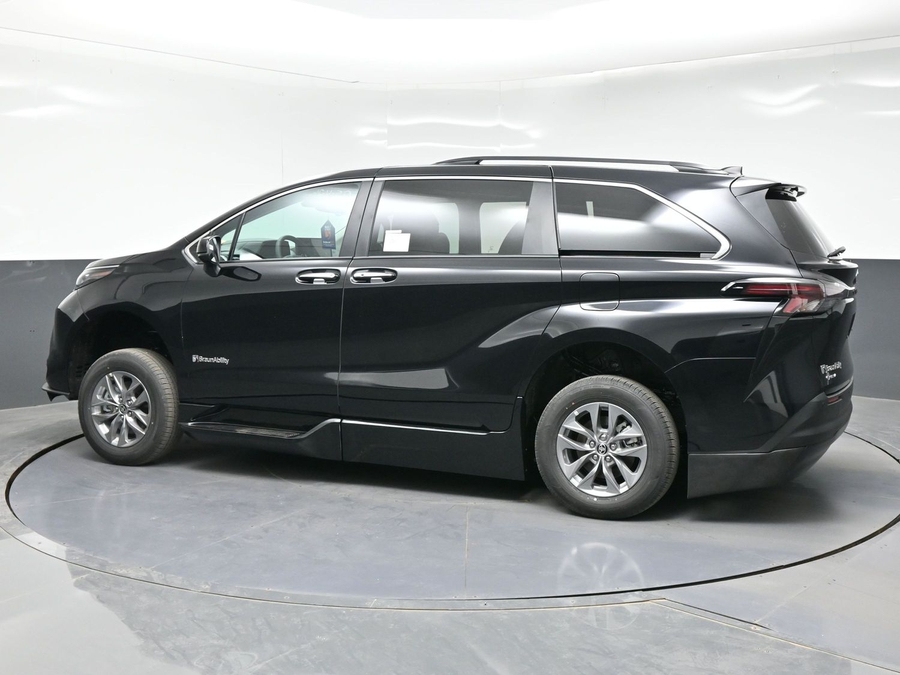Black Toyota Sienna image number 7