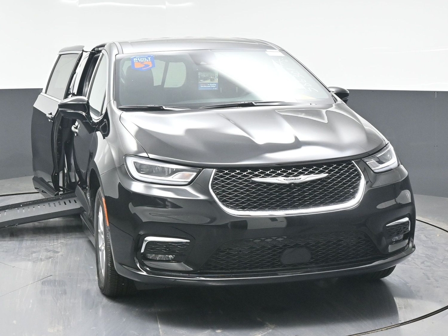 Black Chrysler Pacifica image number 12