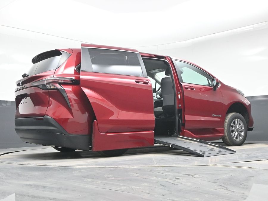 New 2026 Toyota Sienna Hybrid LE - BraunAbility Side Entry Fold Out Automatic Ramp