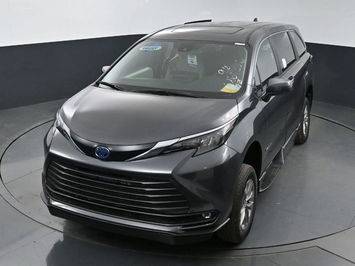 Grey Toyota Sienna image number 23