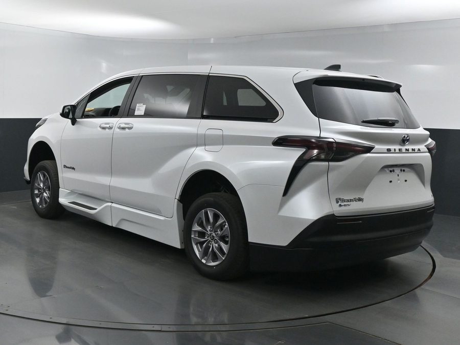 New 2025 Toyota Sienna Hybrid XLE Base - BraunAbility Side Entry Entry Fold Out Automatic Ramp