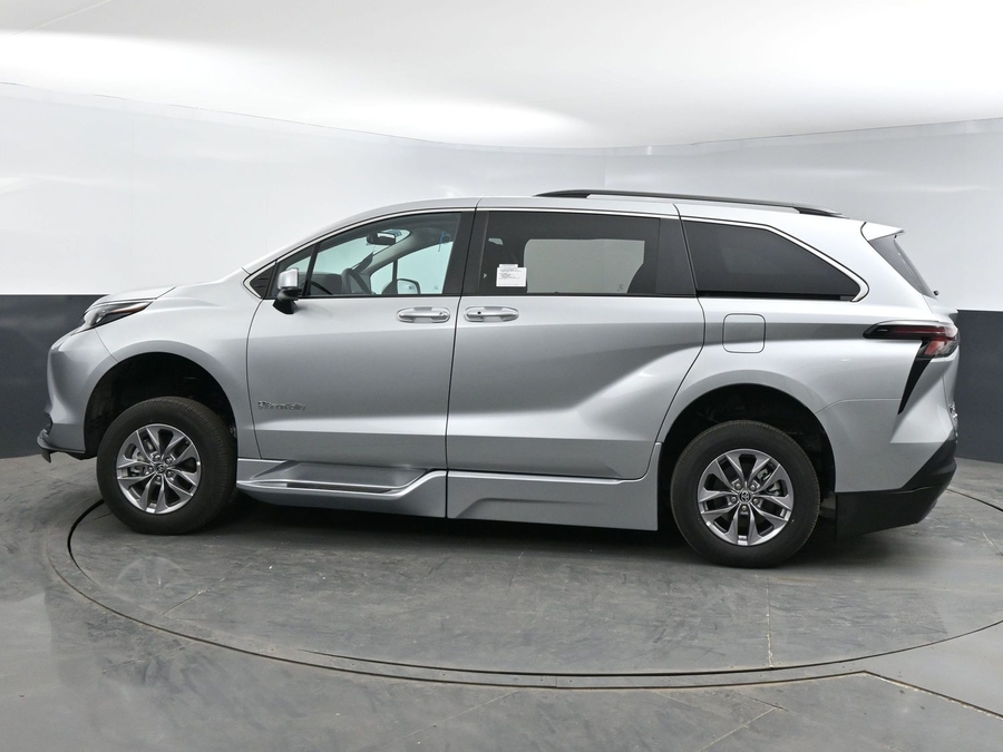 New 2025 Toyota Sienna Hybrid XLE Plus - BraunAbility Side Entry Entry In Floor Automatic Ramp