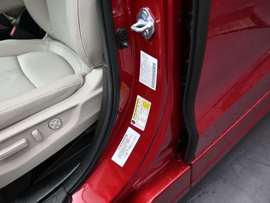 Red Honda Odyssey image number 14