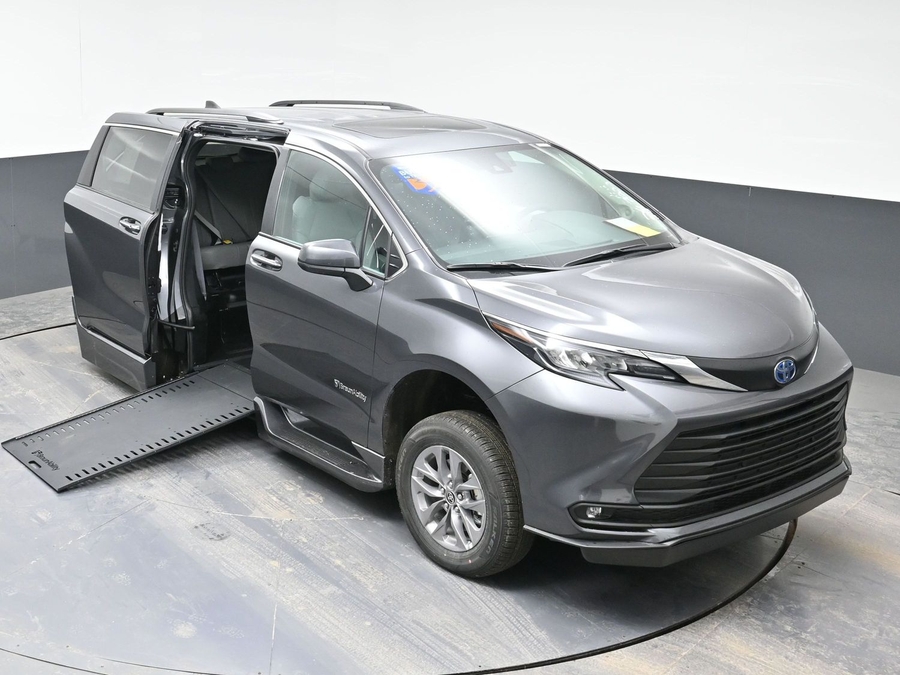 New 2025 Toyota Sienna Hybrid XLE Plus - BraunAbility Side Entry Entry In Floor Automatic Ramp
