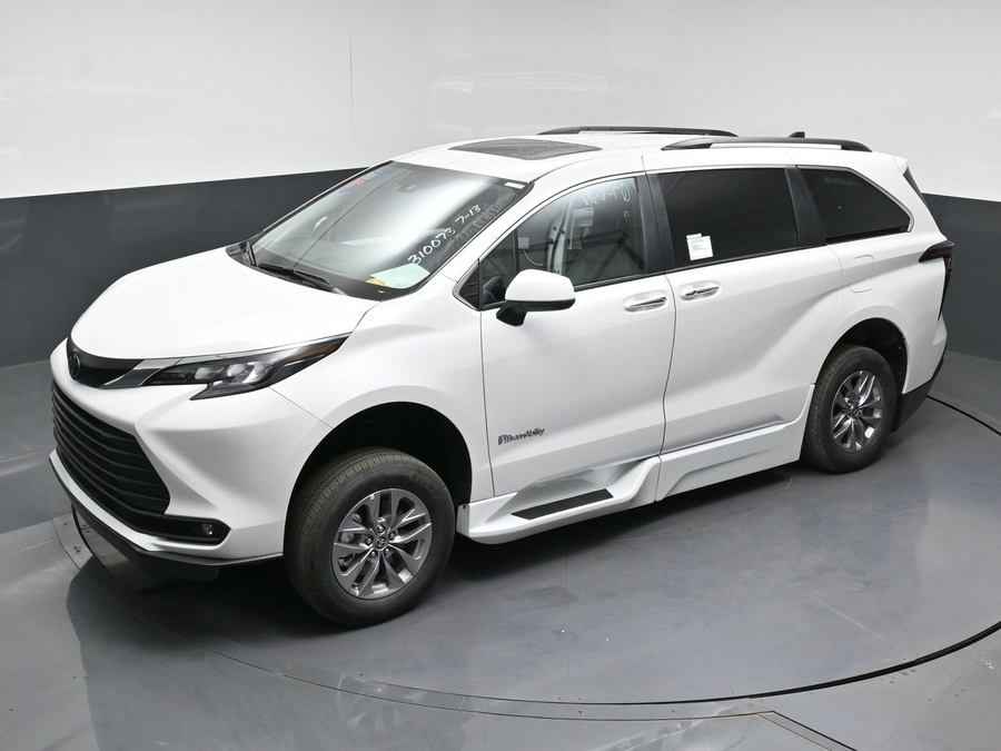 White Toyota Sienna image number 8