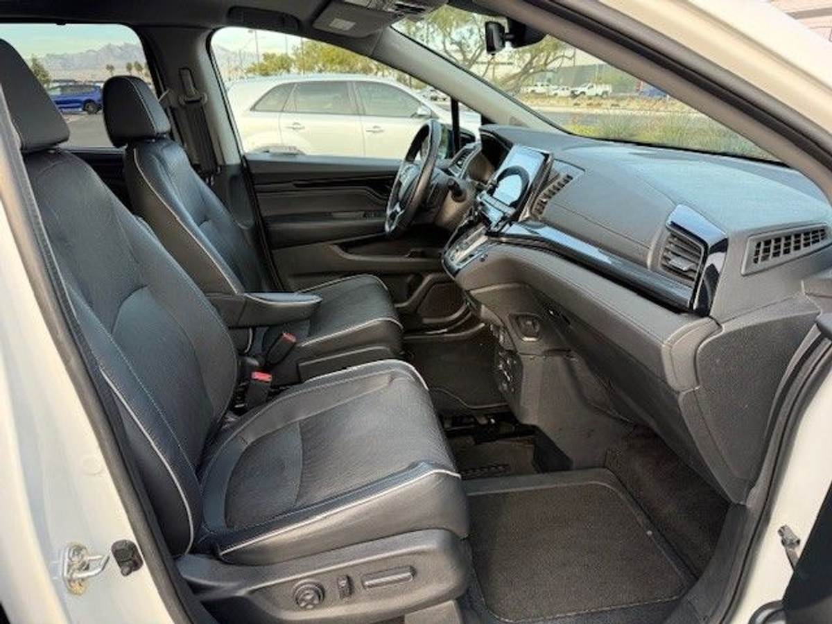 White Honda Odyssey image number 9