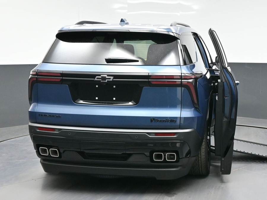 New 2026 Chevrolet Traverse 1LT Midnight - BraunAbility Side Entry In Floor Automatic Ramp