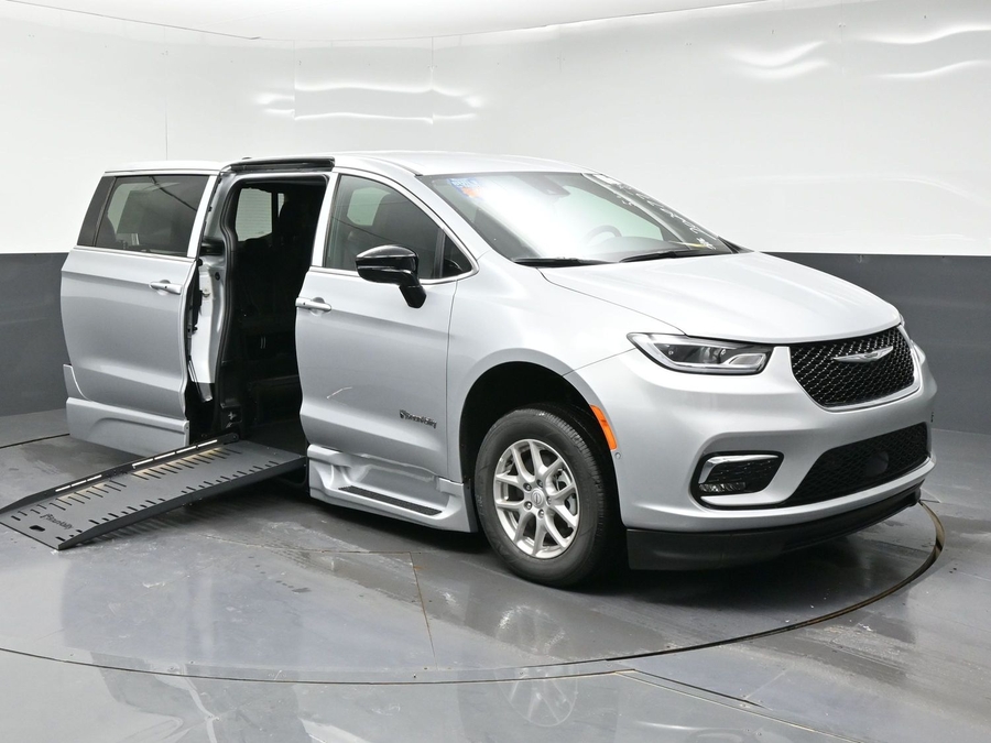 2026 Chrysler Pacifica Select's photo
