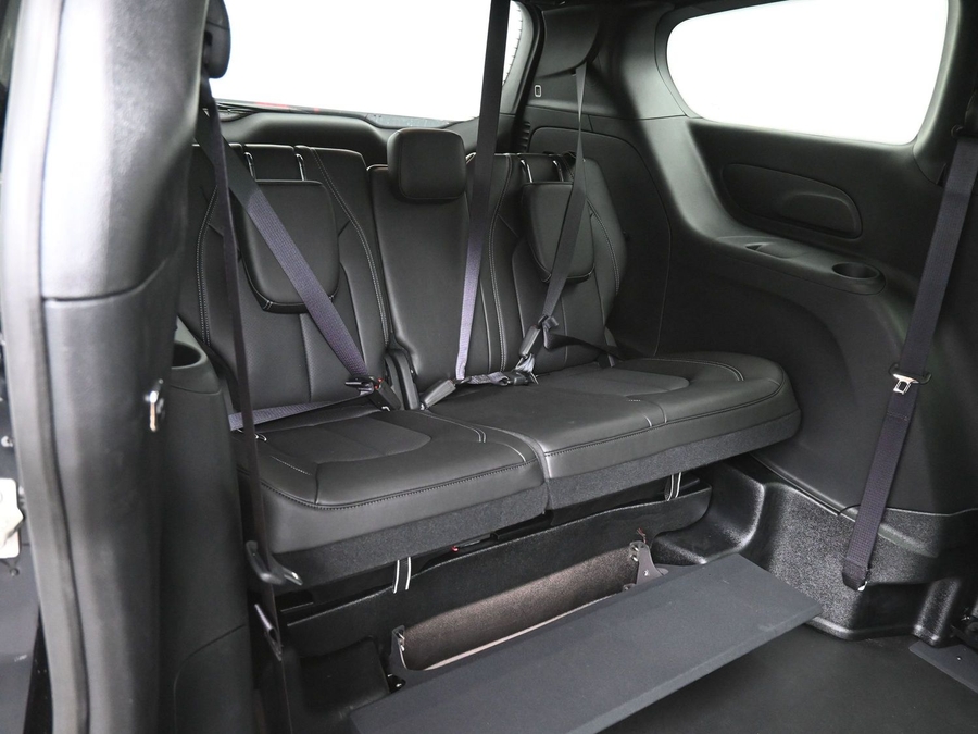 Black Chrysler Pacifica image number 3