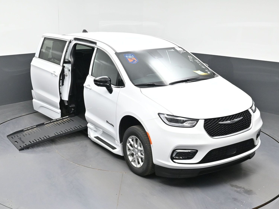 White Chrysler Pacifica image number 19