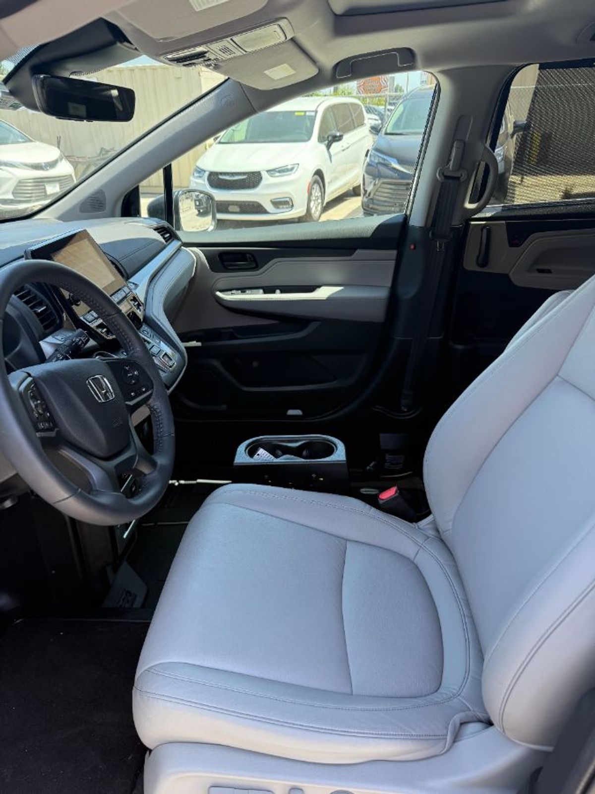 Grey Honda Odyssey image number 14