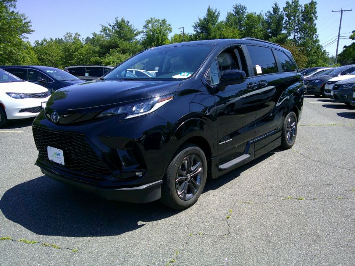 Black Toyota Sienna image number 7