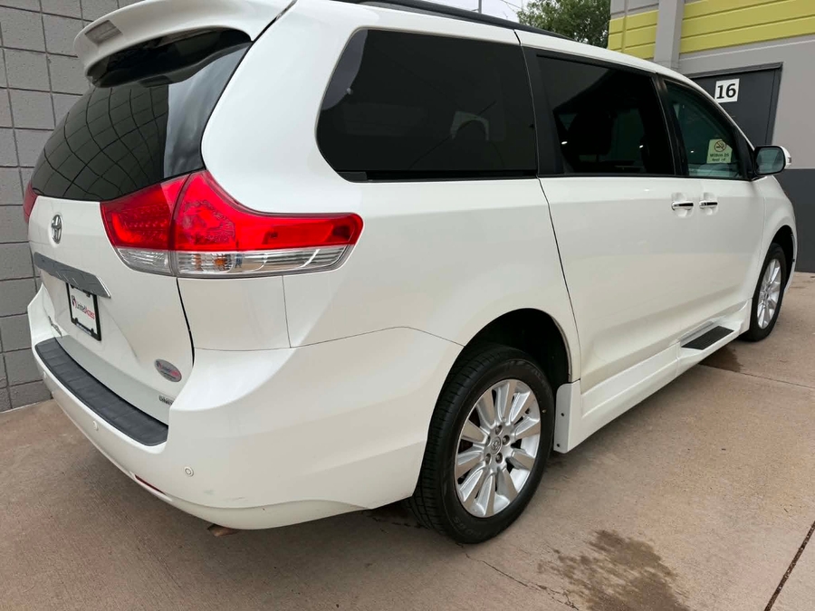 Used 2014 Toyota Sienna Limited - BraunAbility Side Entry Fold Out Automatic Ramp