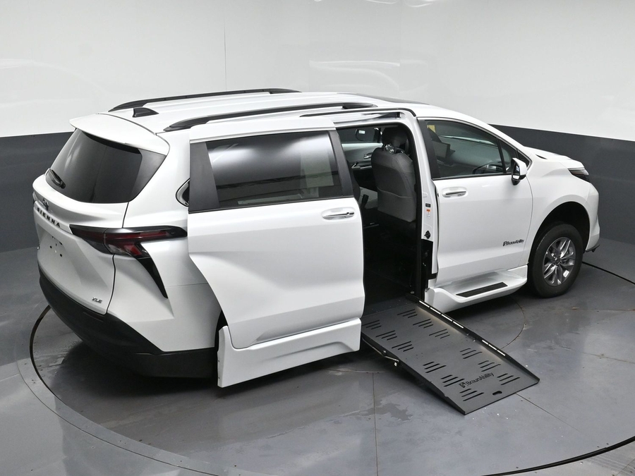 White Toyota Sienna image number 25