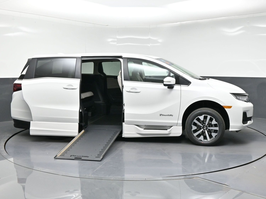 White Honda Odyssey image number 7