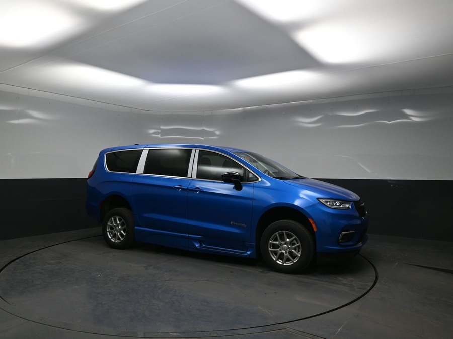 Blue Chrysler Pacifica image number 14