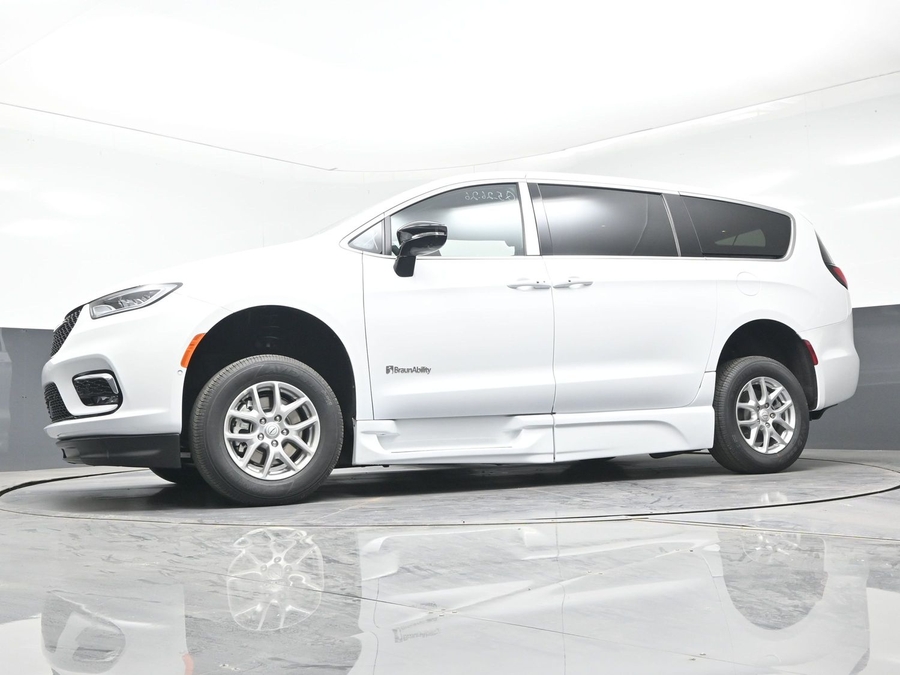 New 2026 Chrysler Pacifica Select Safety - BraunAbility Side Entry Entry Fold Out Automatic Ramp
