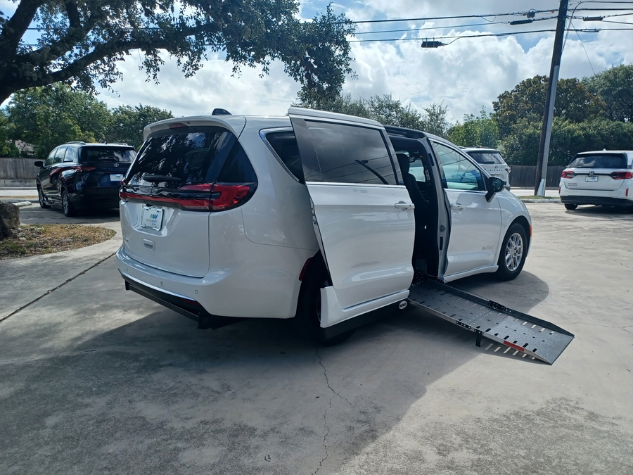 Black Chrysler Pacifica image number 2