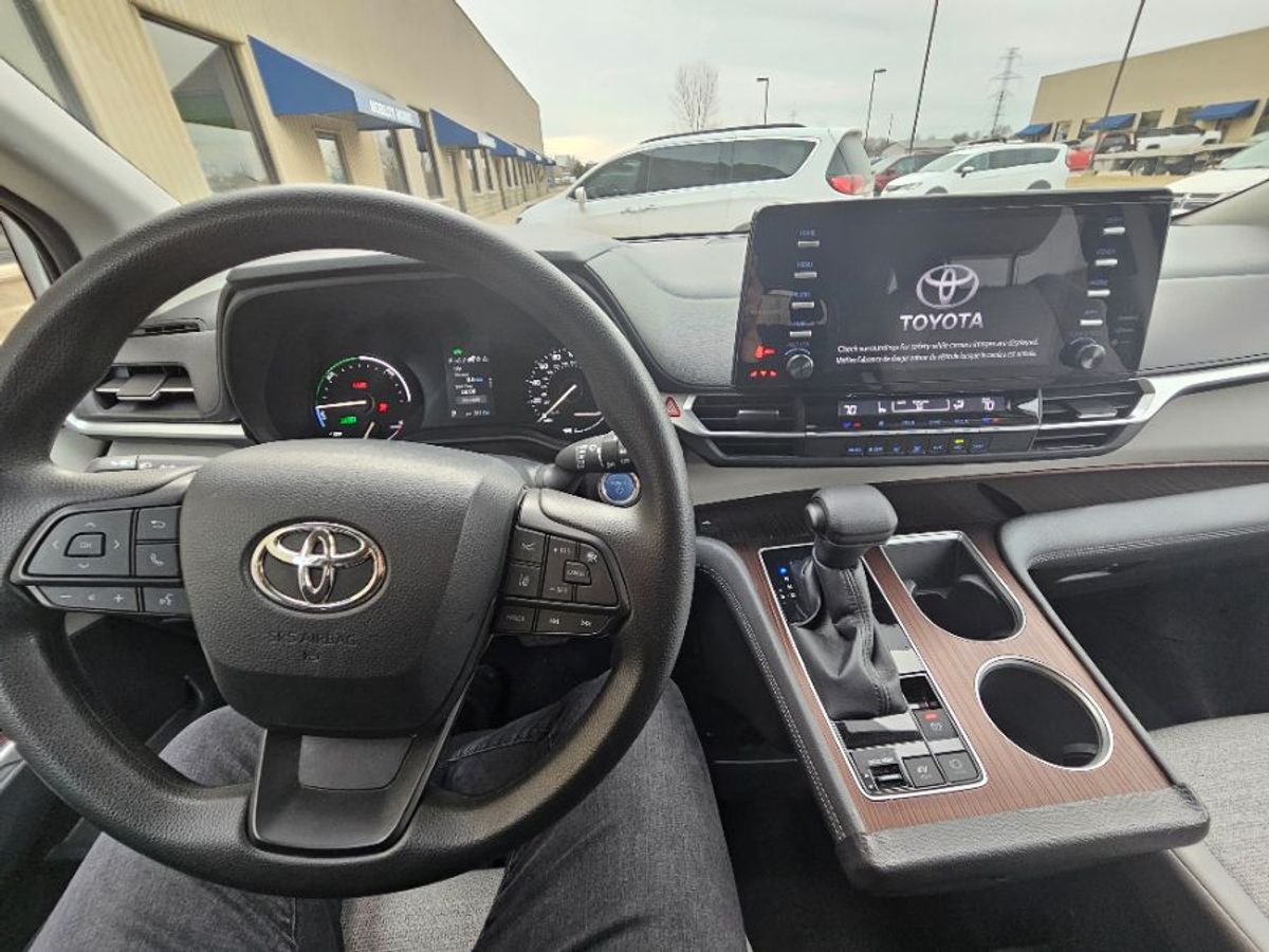 2023 TOYOTA SIENNA - Image 11