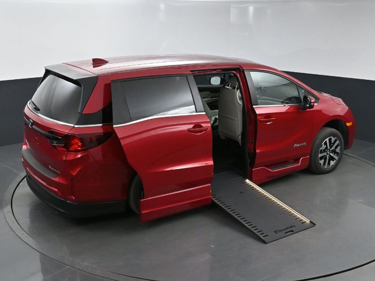 Red Honda Odyssey image number 24