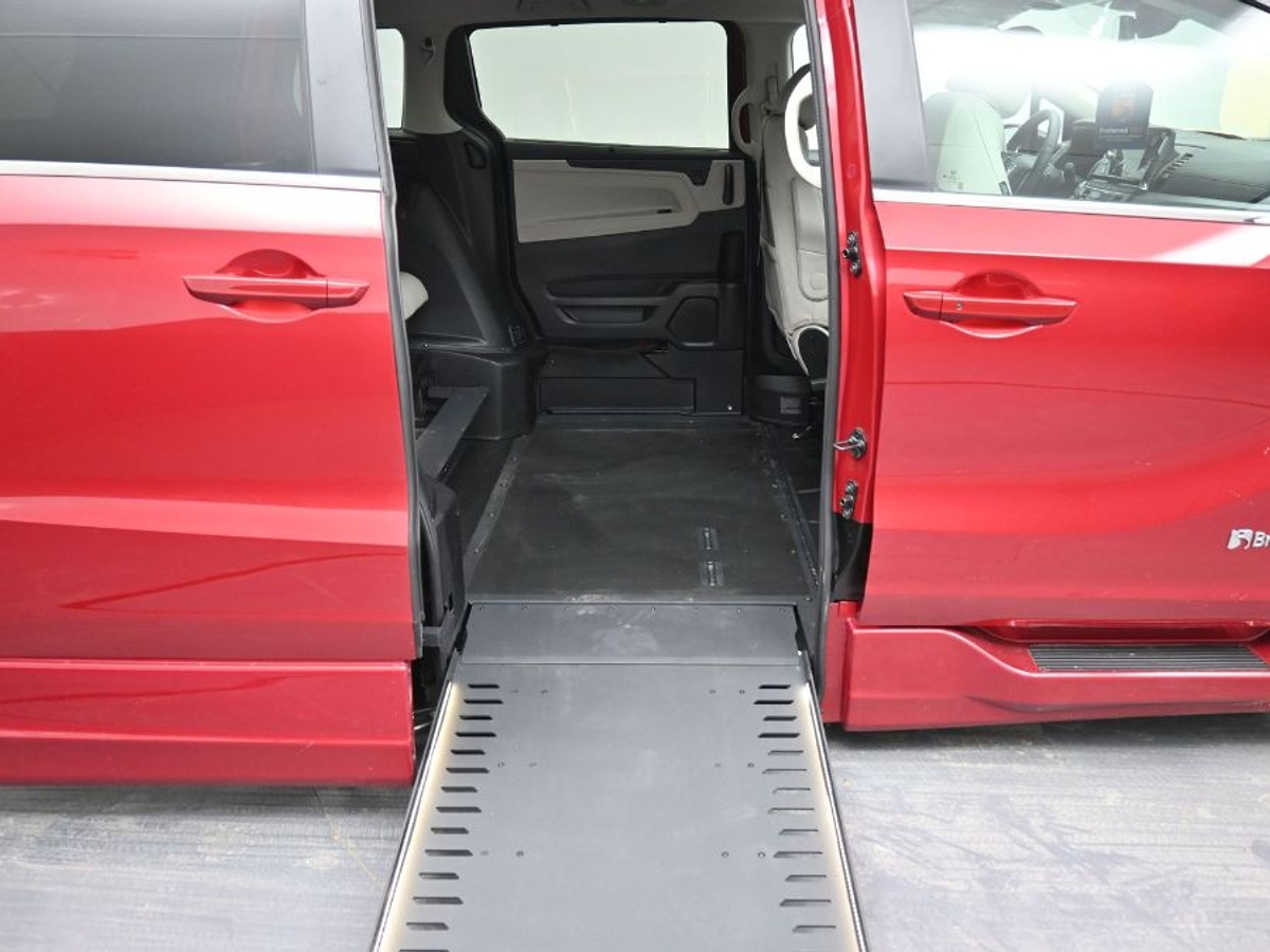 Red Honda Odyssey image number 16