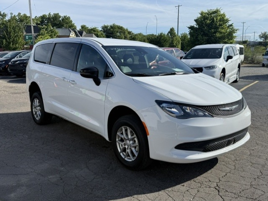 White Chrysler Voyager image number 2
