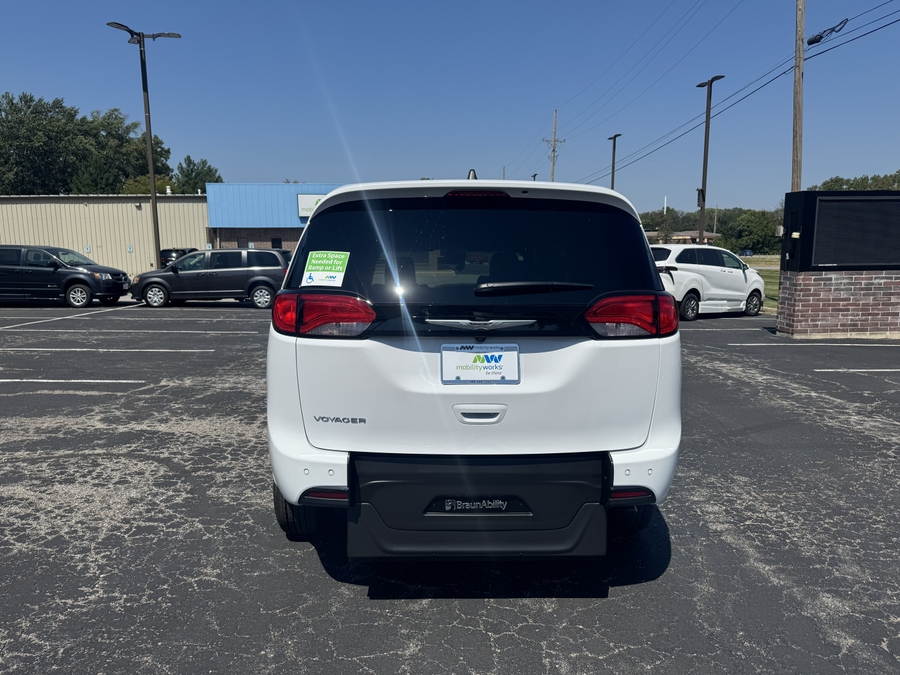White Chrysler Voyager image number 16