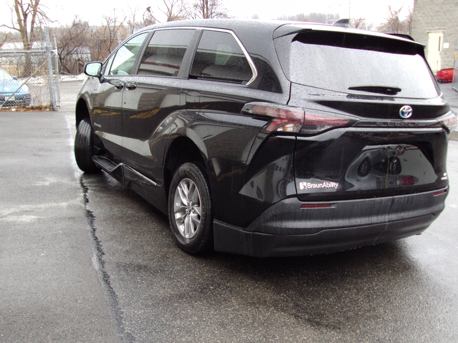 Used 2024 Toyota Sienna Hybrid LE Base - BraunAbility Side Entry Entry Fold Out Automatic Ramp