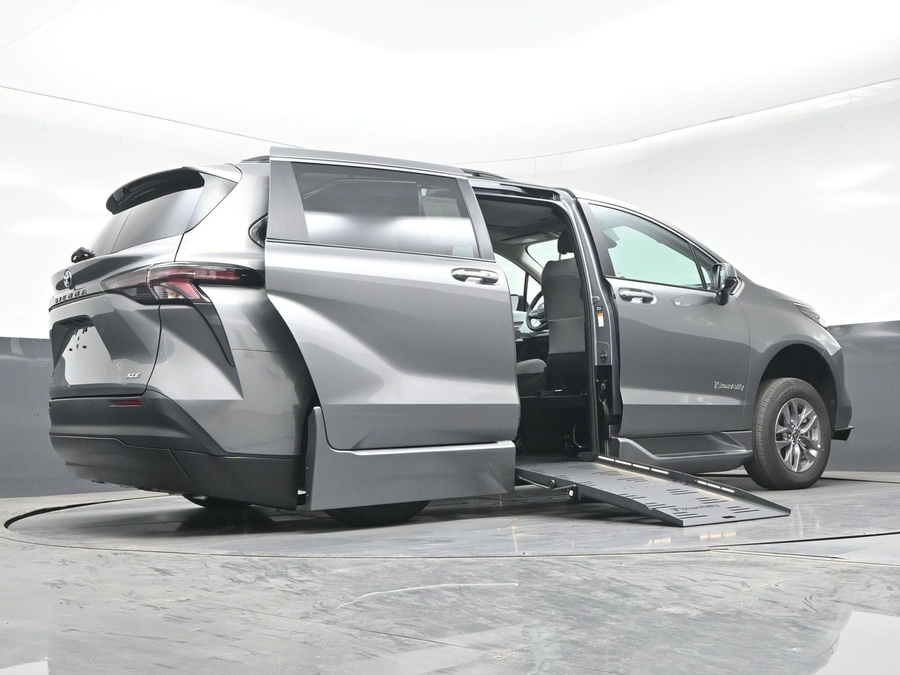 New 2026 Toyota Sienna Hybrid XLE Base - BraunAbility Side Entry Entry Fold Out Automatic Ramp