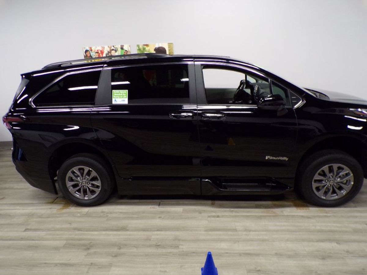 Black Toyota Sienna image number 4