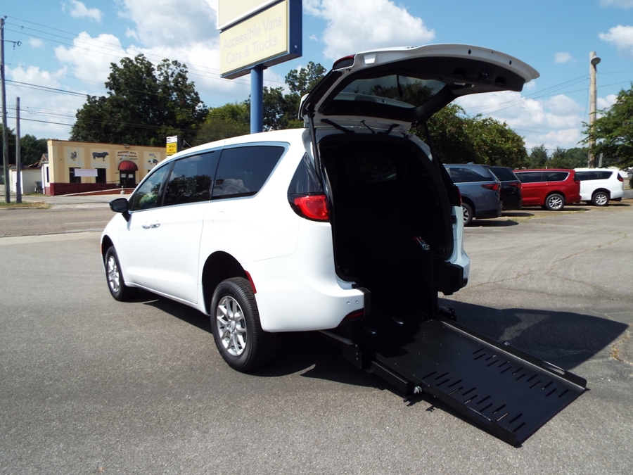 2027 Chrysler Voyager LX - Photo 28