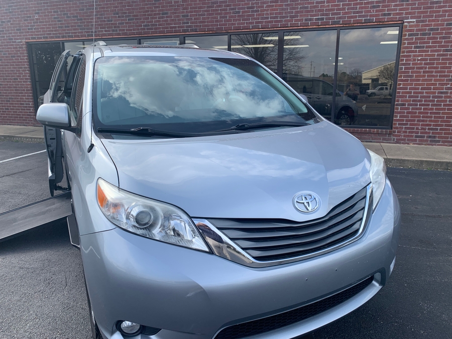 Used 2014 Toyota Sienna XLE - VMI Side Entry Entry In Floor Automatic Ramp