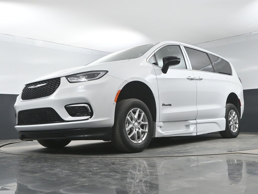 New 2025 Chrysler Pacifica Select Safety - BraunAbility Side Entry Entry Fold Out Automatic Ramp