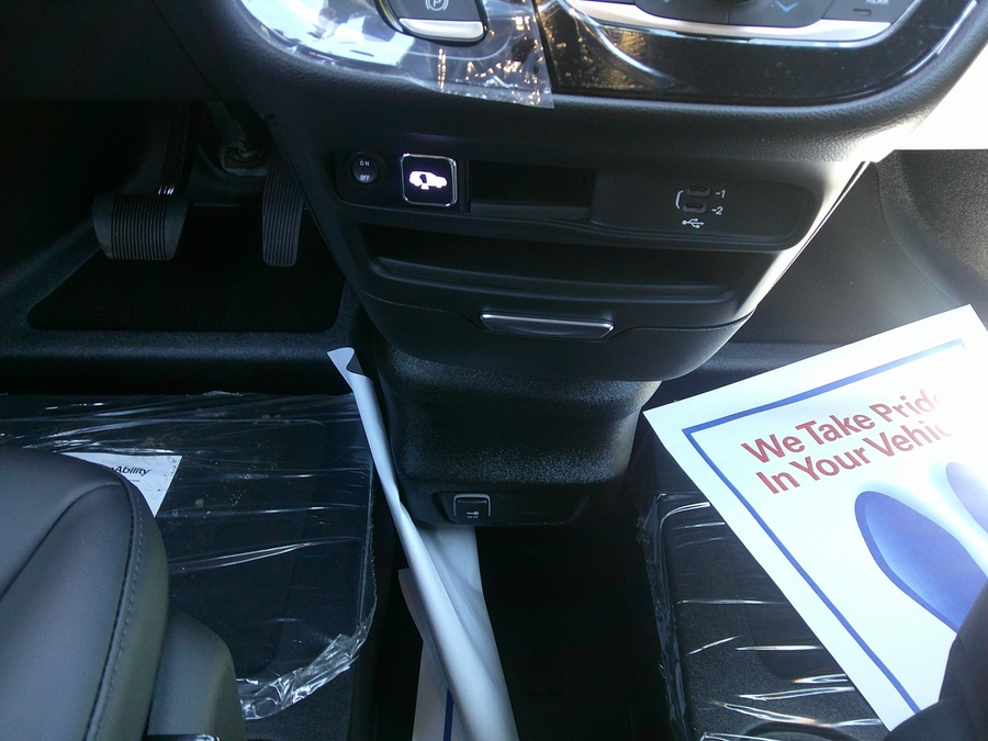 White Chrysler Voyager image number 11