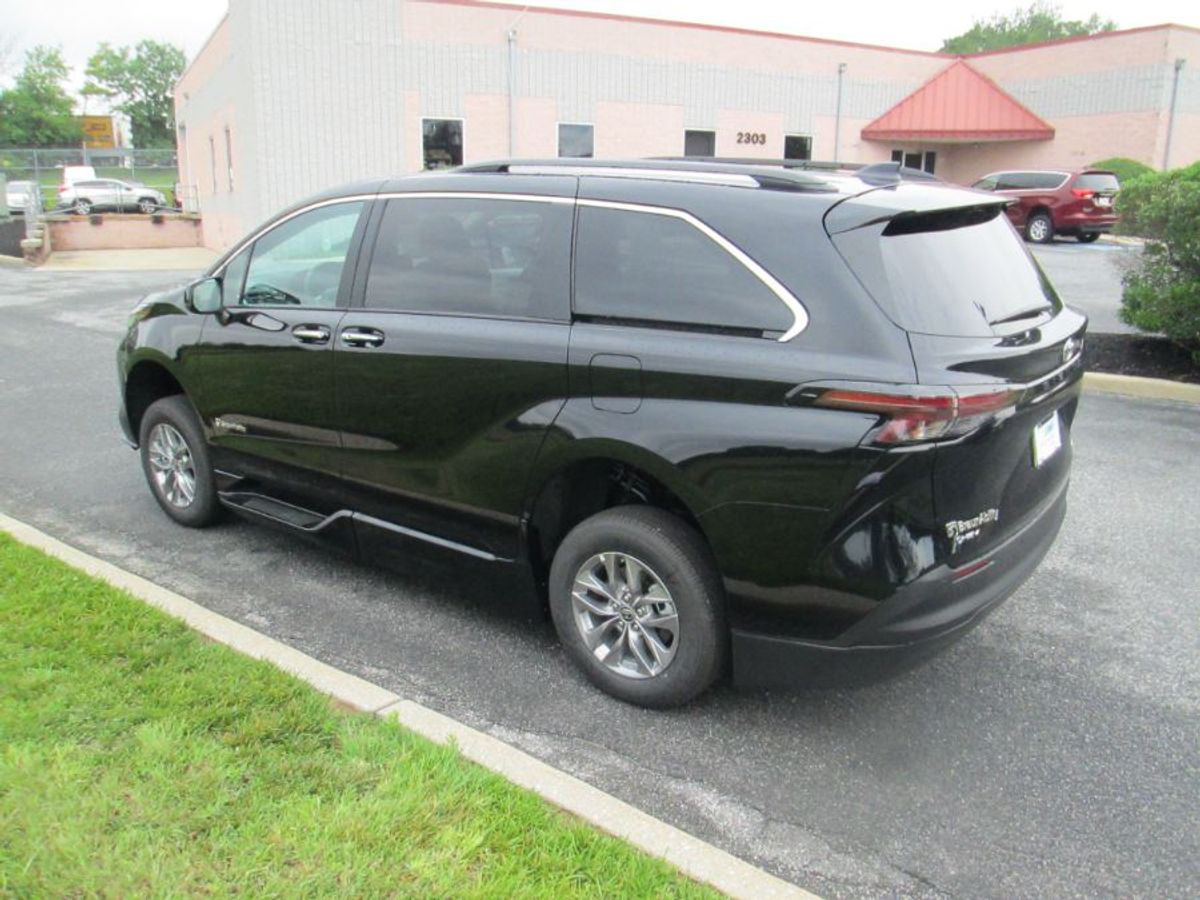 Black Toyota Sienna image number 6