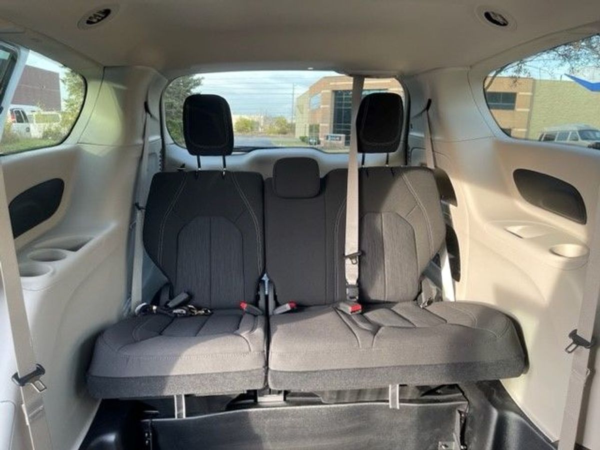 White Chrysler Voyager image number 12