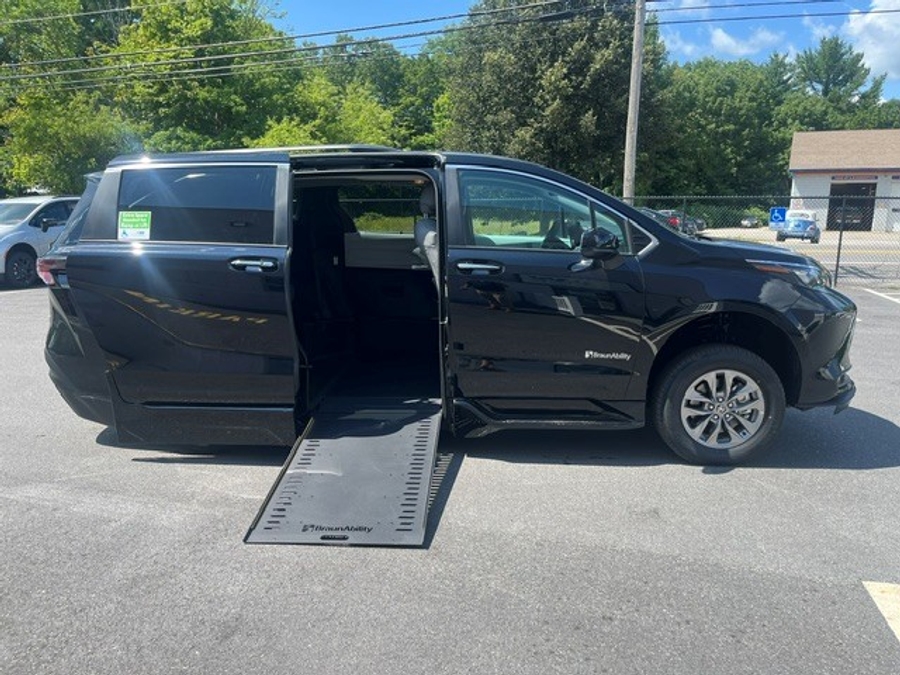 Imagen de la Toyota Sienna negra número 1