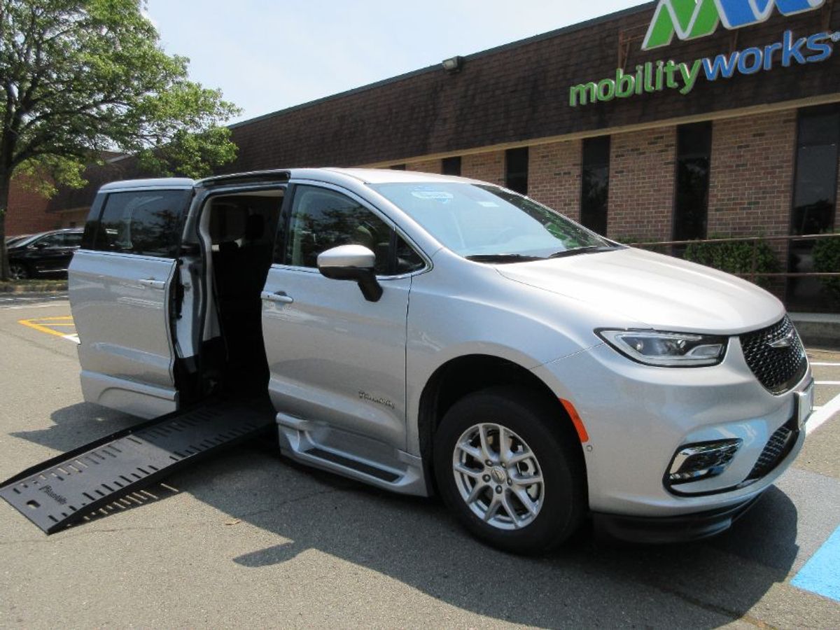 2023 Chrysler Pacifica Touring L's photo