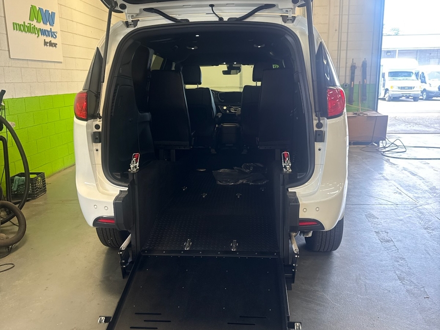 2026 Chrysler Voyager LX - Photo 8