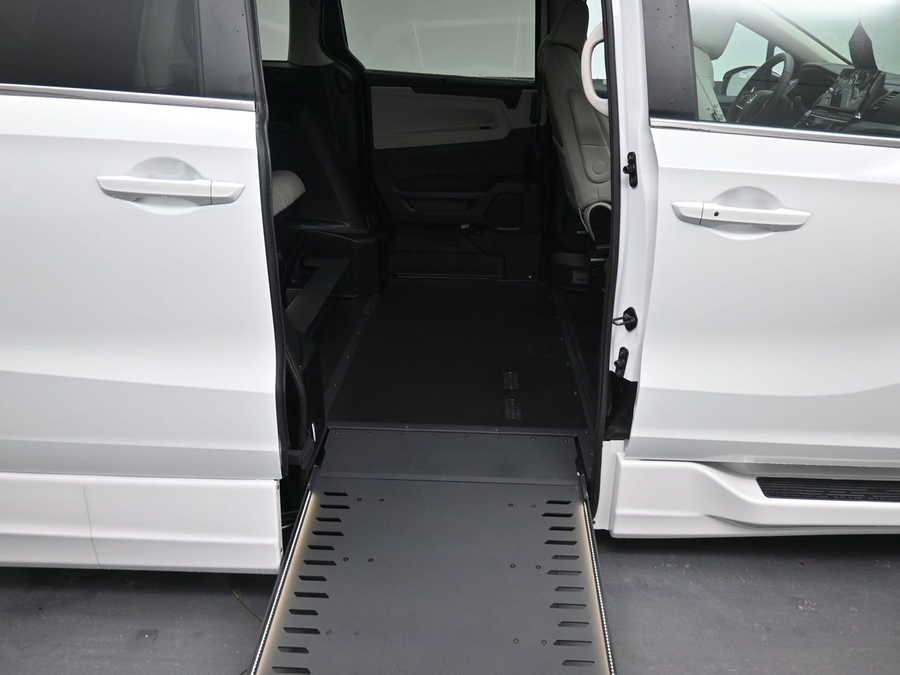 White Honda Odyssey image number 10