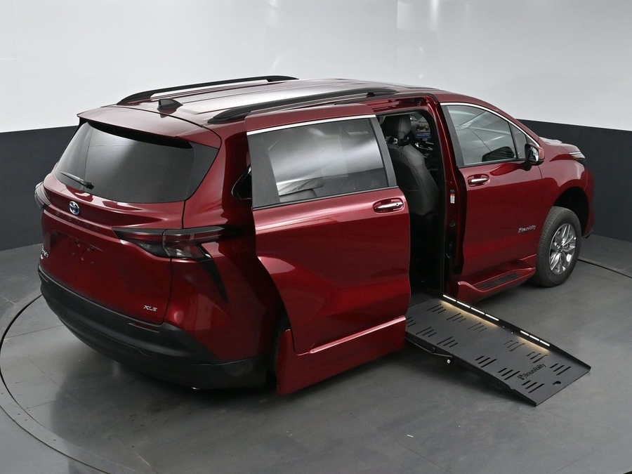 New 2025 Toyota Sienna Hybrid XLE Plus - BraunAbility Side Entry Entry Fold Out Automatic Ramp
