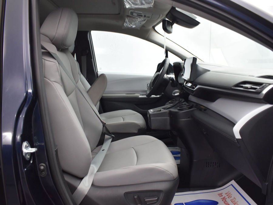 New 2026 Toyota Sienna Hybrid XLE Base - BraunAbility Side Entry Entry In Floor Automatic Ramp