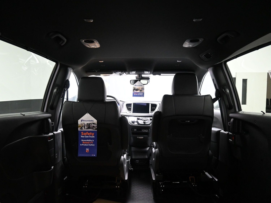 New 2025 Chrysler Pacifica Select Safety - BraunAbility Side Entry Entry In Floor Automatic Ramp
