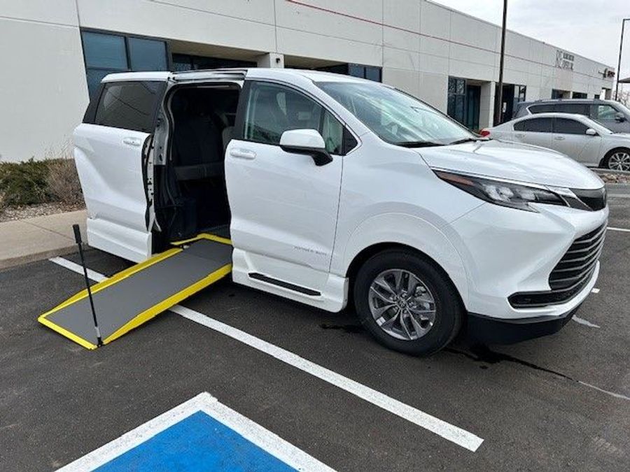 New 2025 Toyota Sienna Hybrid LE w MID ROW - Vantage Mobility Commercial Side Entry Entry In Floor Manual Ramp