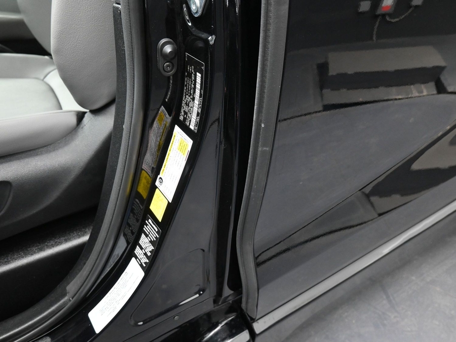 Black Toyota Sienna image number 16