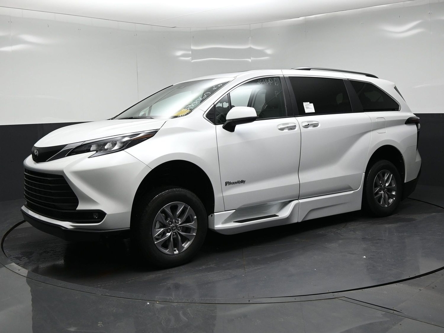 White Toyota Sienna image number 1