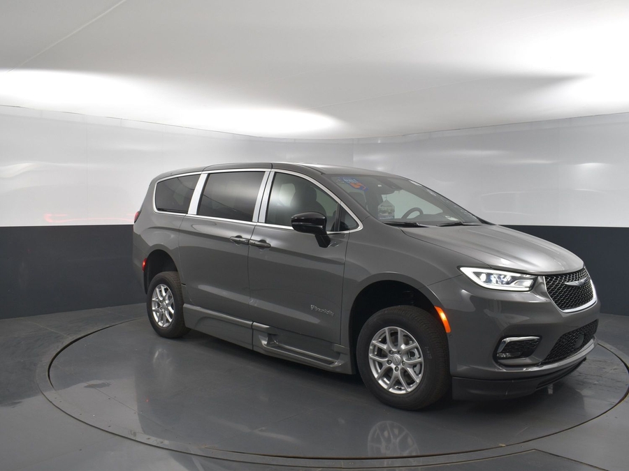 New 2025 Chrysler Pacifica Select Safety - BraunAbility Side Entry Entry In Floor Automatic Ramp